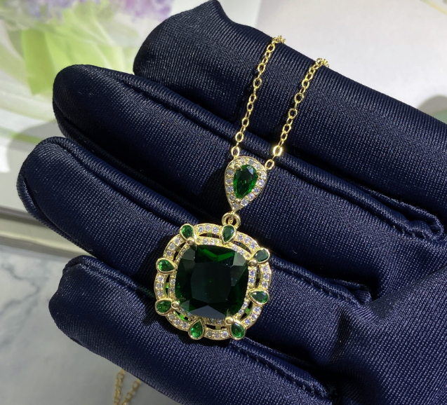 The emerald look Luxury quality pendant with free box packaging
