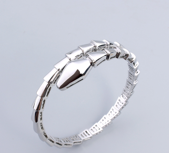 BRAND LOOK HIGHLY FINISHED LUXURY BANGLE