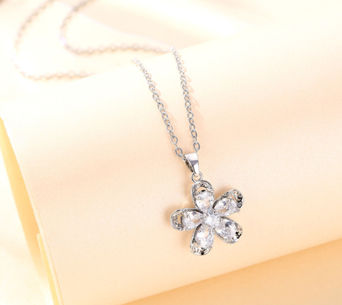 Exclusive pendant with chain and free box packaging