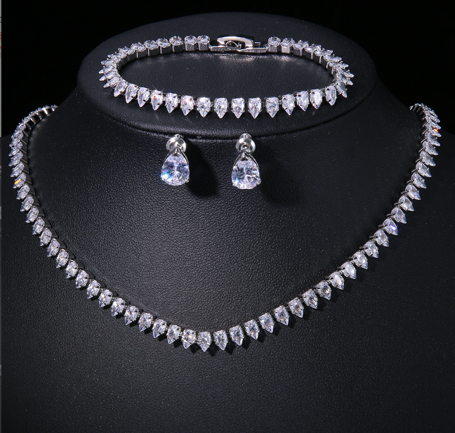 exclusive and luxury stonework jewelry set necklace bracelet and earrings box packed