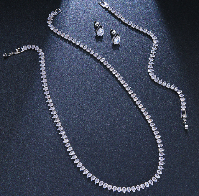 exclusive and luxury stonework jewelry set necklace bracelet and earrings box packed