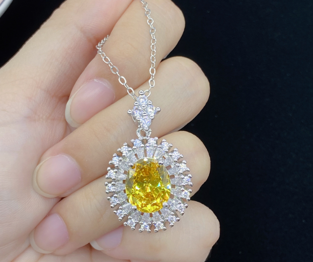 Luxury quality exclusive pendant with chain exclusive free box packaging