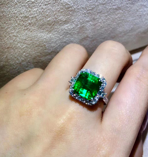 Emerald look luxury ring adjustable AAA quality WITH BOX