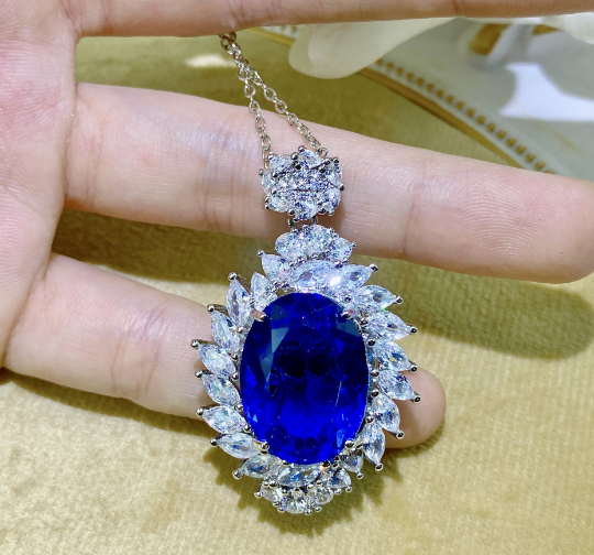Luxury quality exclusive pendant with chain exclusive free box packaging