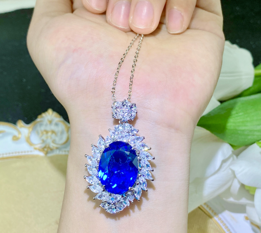 Luxury quality exclusive pendant with chain exclusive free box packaging