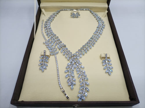 LEAF PATTERN DIAMOND CUT EXCLUSIVE AND LUXURY QUALITY SET BOX PACKED