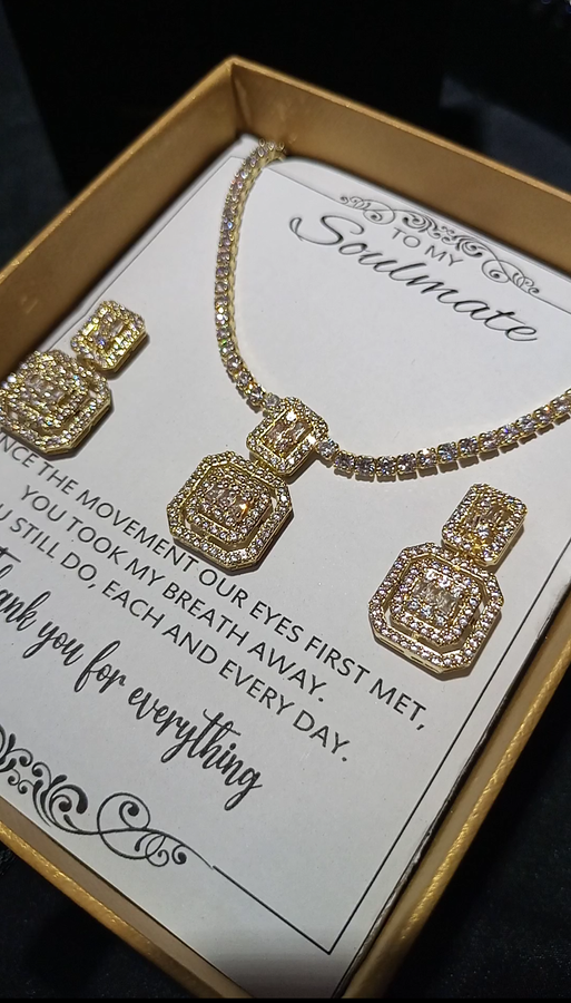 GOLD PLATED LUXURY LOOK ZIRCON EXCLUSIVE SET COMES BOX PACKED