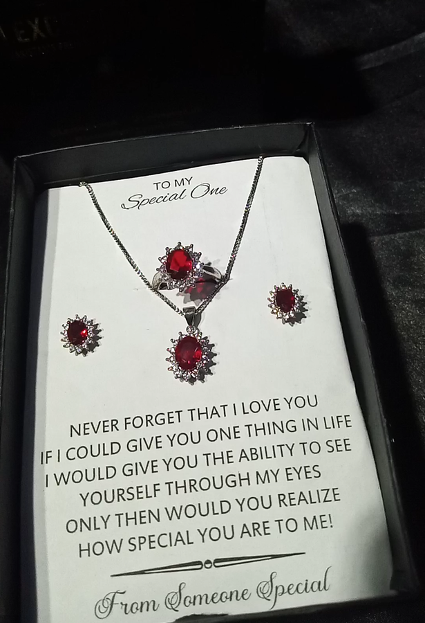 RUBY LOOK LUXURY SET WITH BOX PACKING EXCLUSIVE FINISHING AND QUALITY