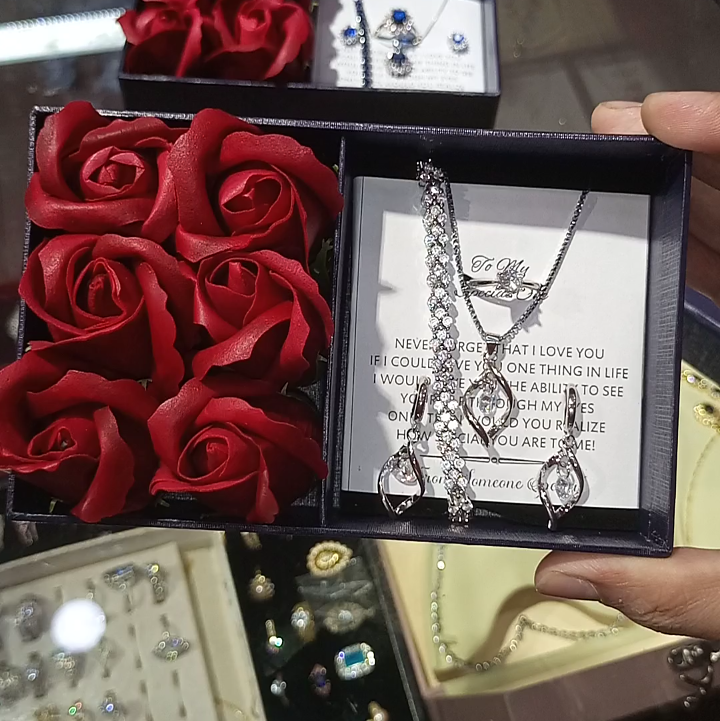 The clavicle set with complete luxury gift box