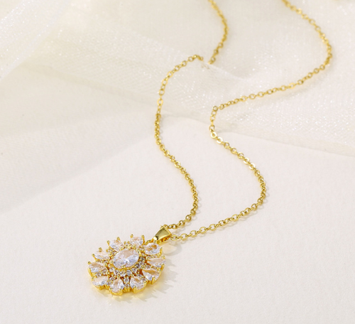 Gold theme luxury exclusive pendant with box packaging