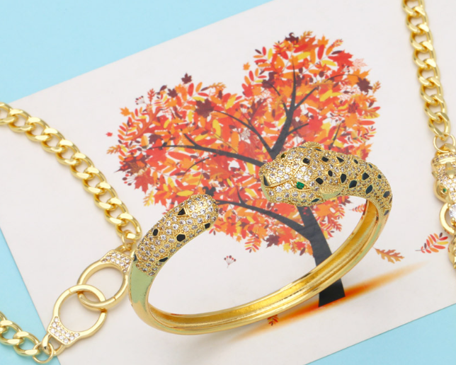 BRAND LOOK HIGHLY FINISHED LUXURY BANGLE