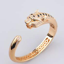 BRAND LOOK HIGHLY FINISHED LUXURY BANGLE