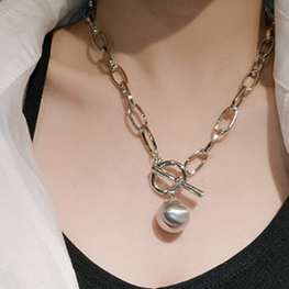 Exclusive chic wear necklace