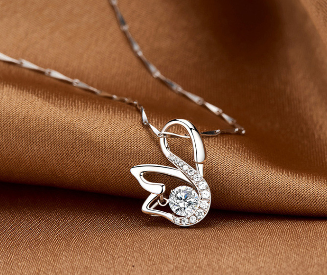 The swan look exclusive and luxury pendant with box