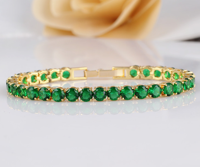 The emerald dream look luxury finishing bracelet comes box packed