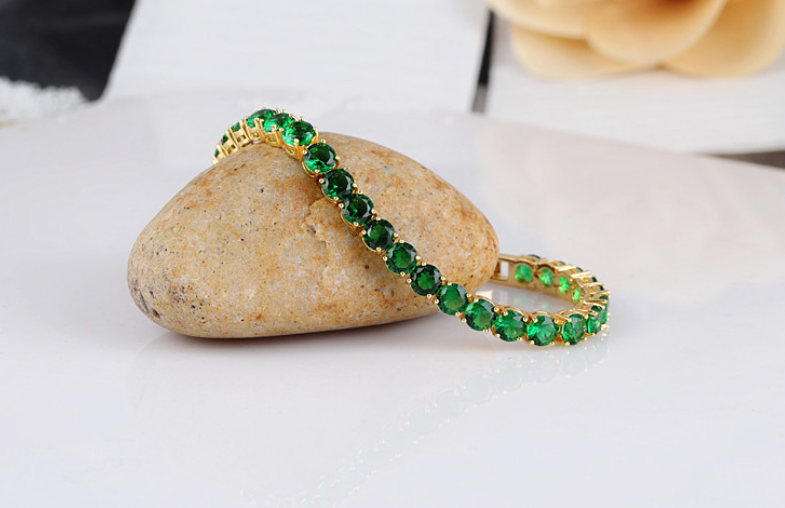 The emerald dream look luxury finishing bracelet comes box packed