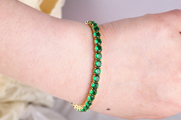 The emerald dream look luxury finishing bracelet comes box packed