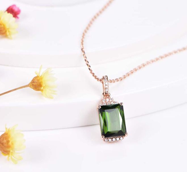 The emerald rose gold look luxury pendant with chain