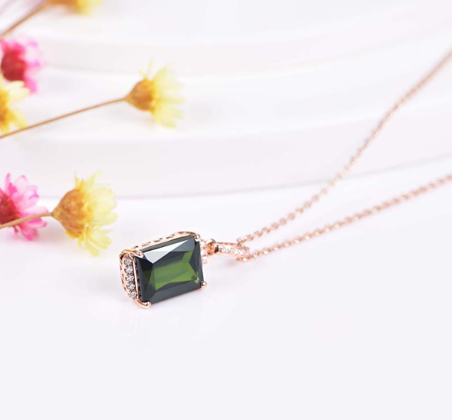 The emerald rose gold look luxury pendant with chain