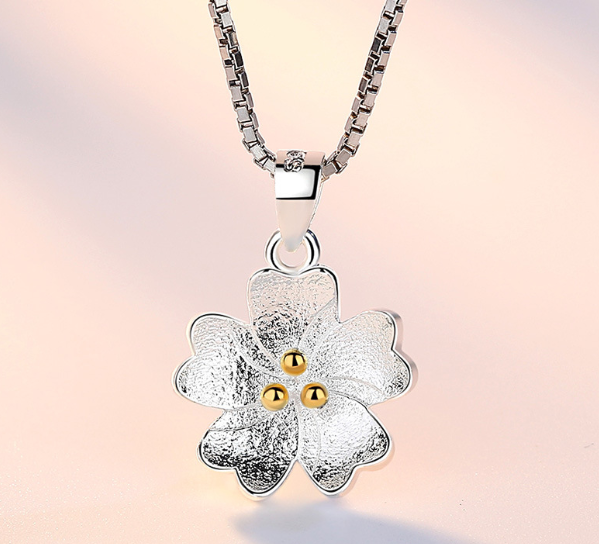 The flower pattern luxury pendant with chain exclusive quality