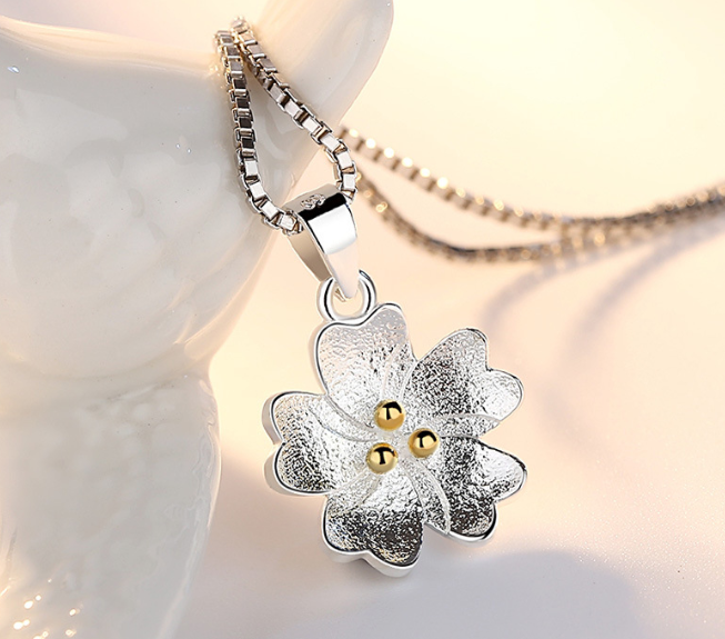 The flower pattern luxury pendant with chain exclusive quality