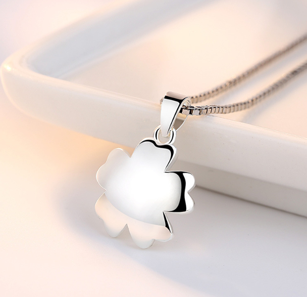 The flower pattern luxury pendant with chain exclusive quality