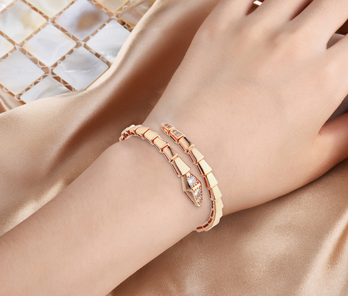 The brand look exclusive and luxury bangle with free box packaging