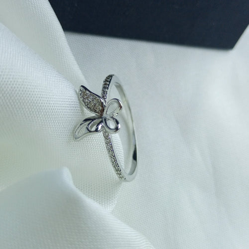 The butterfly Look Luxury ring