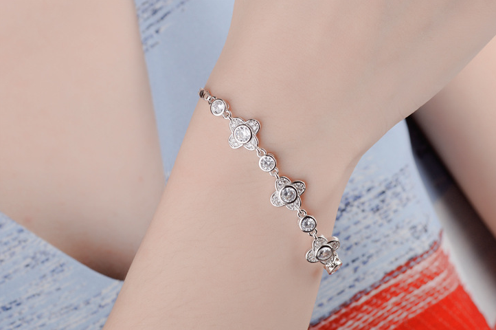 The luxury look zircon bracelet gift for her comes box packed