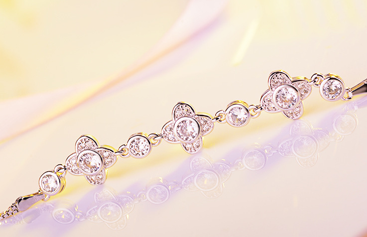 The luxury look zircon bracelet gift for her comes box packed