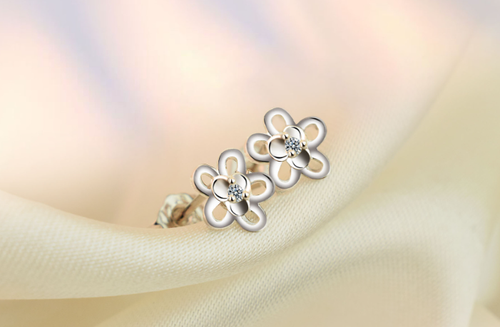 LUXURY WEAR PLATINUM PLATED ZIRCON STUDS EARRINGS