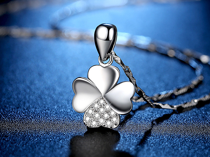 Flower heart pattern luxury pendant with chain exclusive quality and finishing