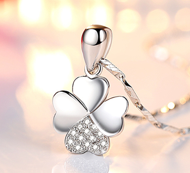 Flower heart pattern luxury pendant with chain exclusive quality and finishing