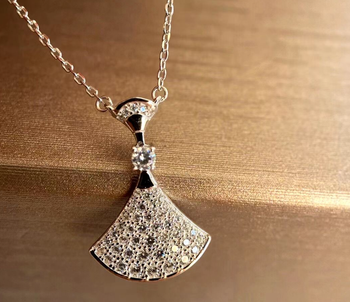 A special gift pendant luxury packaging for her!