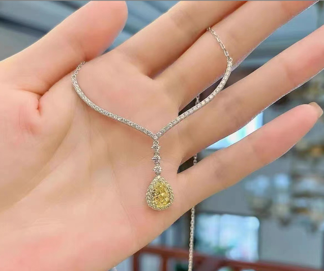 Luxury quality exclusive pendant with chain exclusive free box packaging